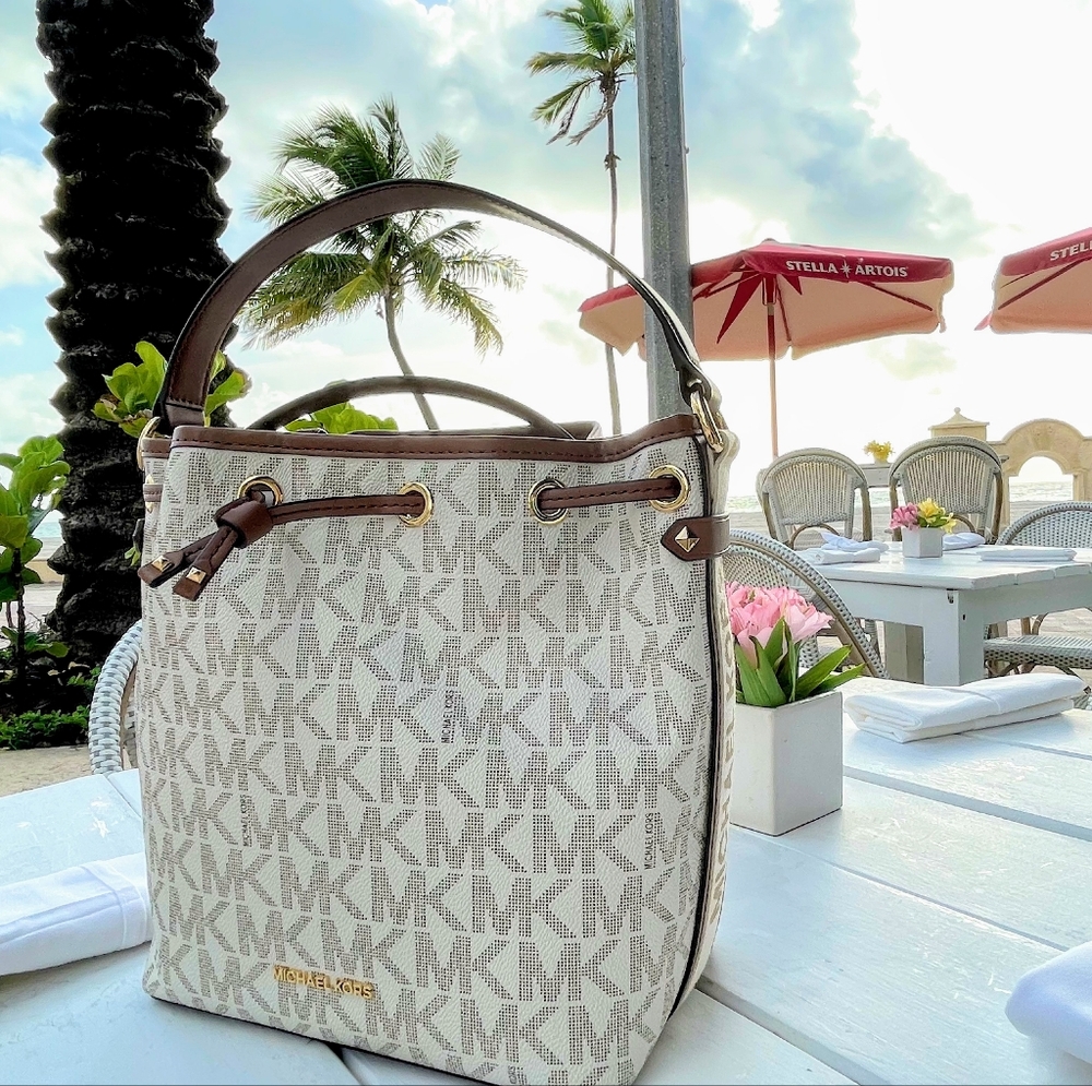 $358 New Michael Kors MAEVE LG BCKT MSGR Handbag MK Vanilla Purse Bag ( NWT ) - Picture 1 of 9